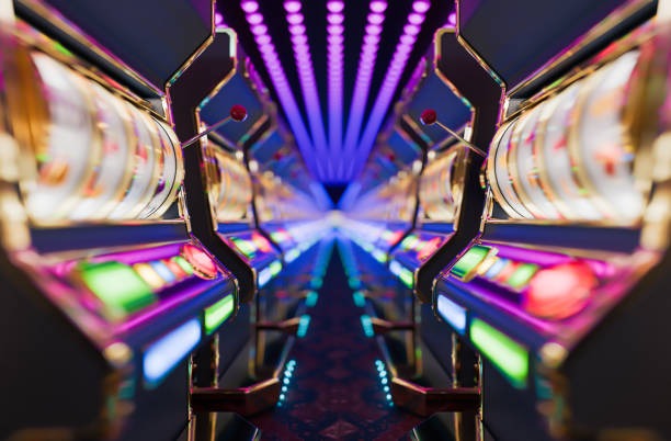 momoslots app displaying Featured Games section with live-dealer table thumbnails and match odds